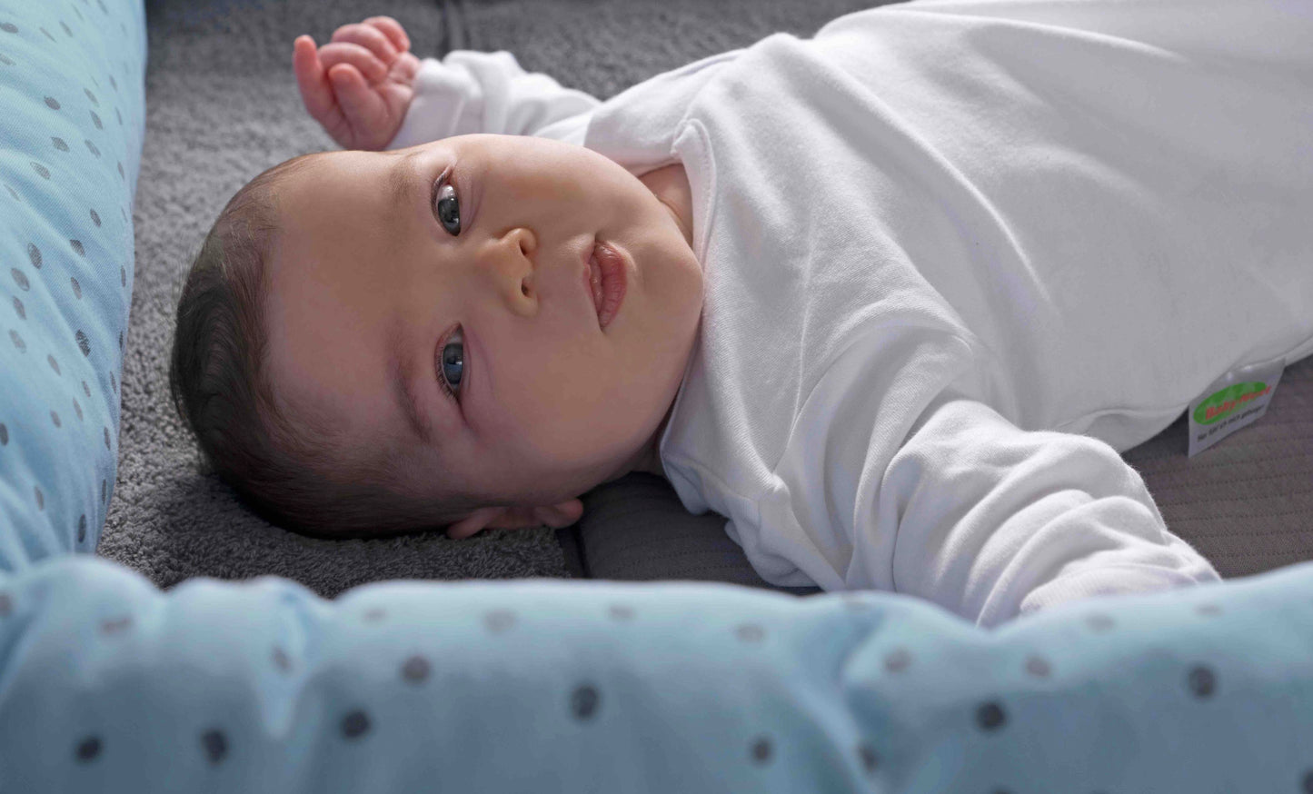 Unterzieh-BabyNest® beim anziehen vom Baby