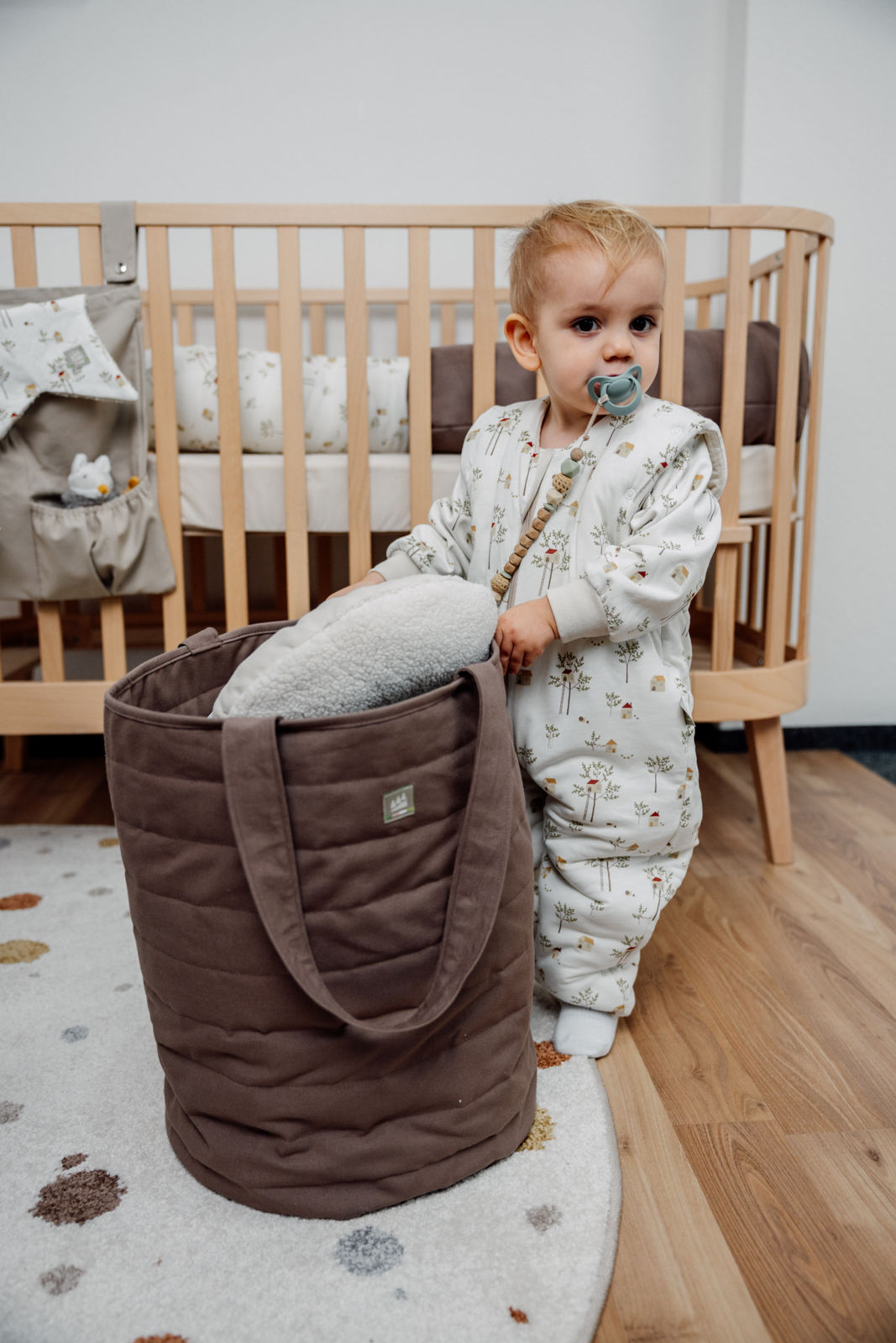 Kind spielt im Baby-Schlafsack mit Füßen und abnehmbaren Ärmeln, weicher Jersey-Schlafsack für Neugeborene und Kleinkinder.