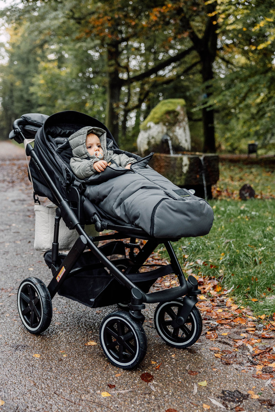 Fußsack Benno 2.0 beim Spaziergang mit Kind 