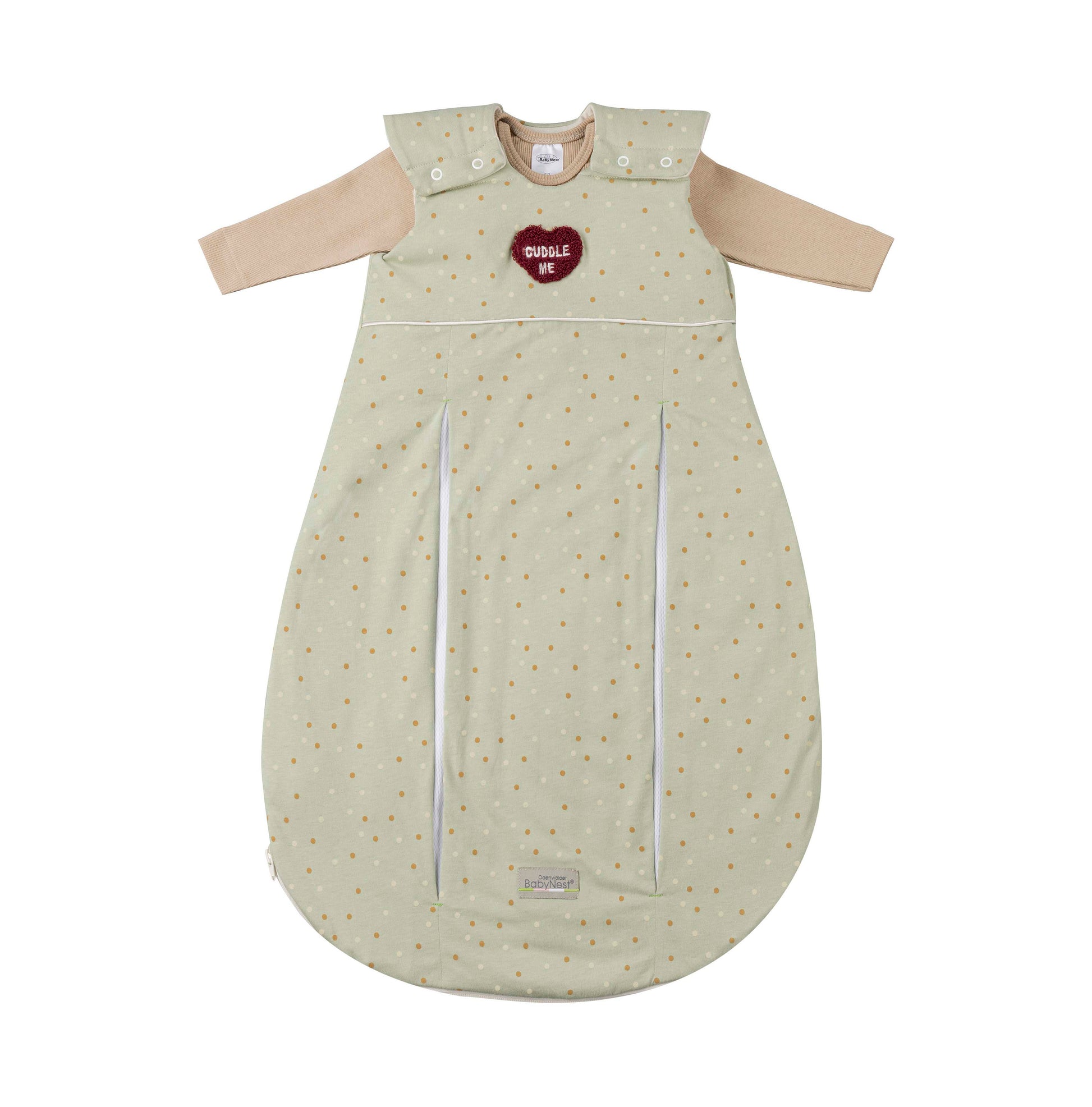 Weicher mintgrüner Babyschlafsack mit Punktmuster und "Cuddle Me" Herzstickerei – atmungsaktiver Schlafsack für Neugeborene und Babys mit passendem beigen langarm Rib-Body darunter