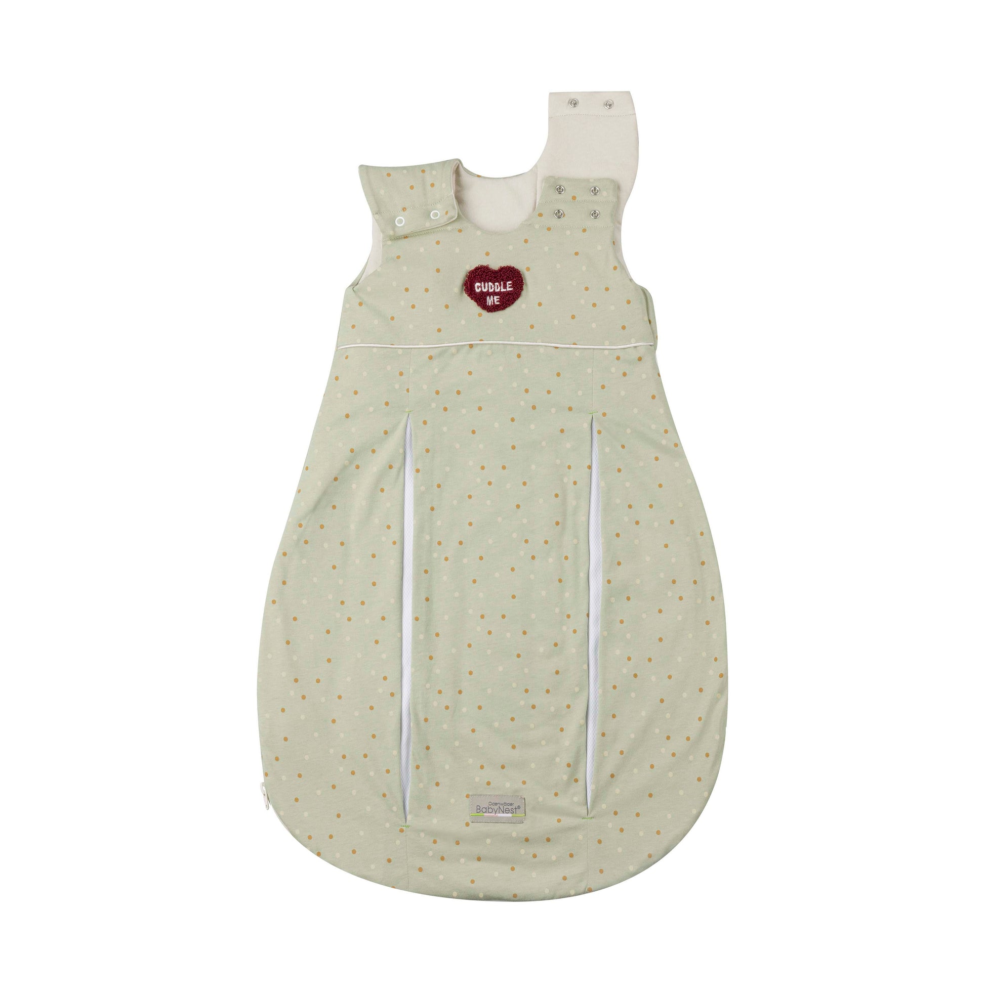 Weicher mintgrüner Babyschlafsack mit Punktmuster und "Cuddle Me" Herzstickerei – atmungsaktiver Schlafsack für Neugeborene und Babys mit Druckknöpfen an den Schultern. So kann der Schlafsack mit dem Baby ein Stück mitwachsen. 