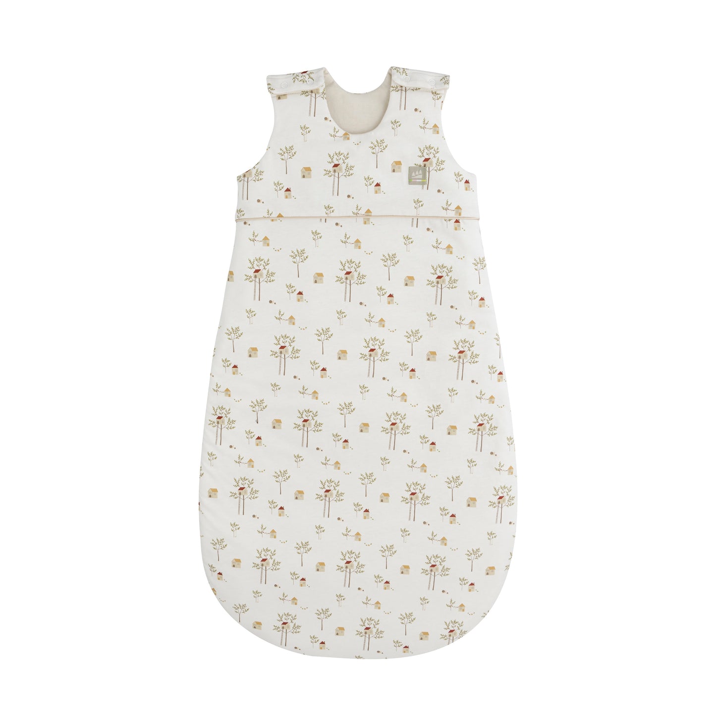 Frontansicht des Ganzjahres mitwachsenden Jersey-Schlafsacks für Babys in der Designvariante Treehouse mit langem Vorderteil und Baumhäuser-Muster, ärmellos und mit durchgehendem Reißverschluss seitlich.
