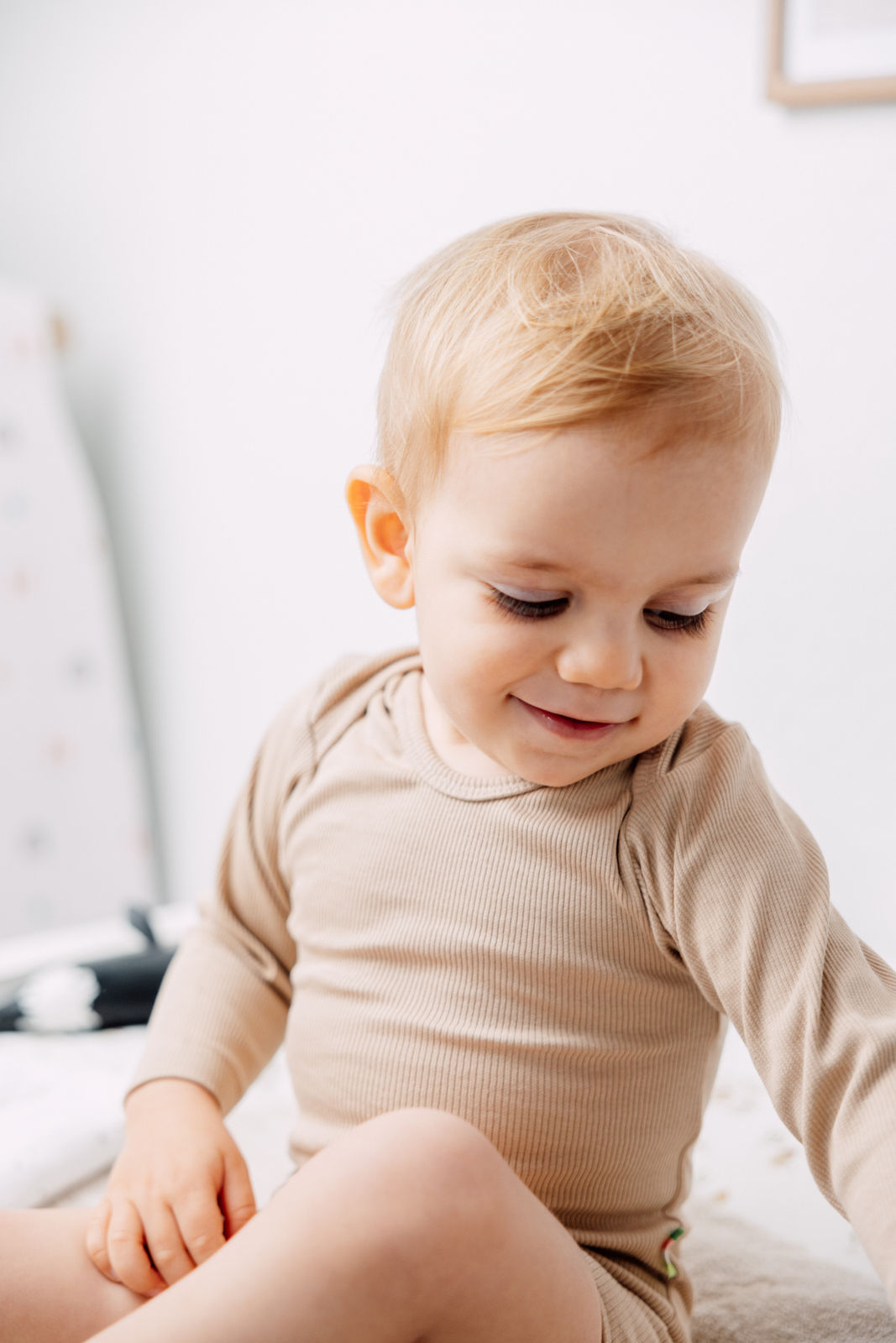 Organic Cotton Baby Body Langarm, Baby trägt den Body in Farbe cinnamon