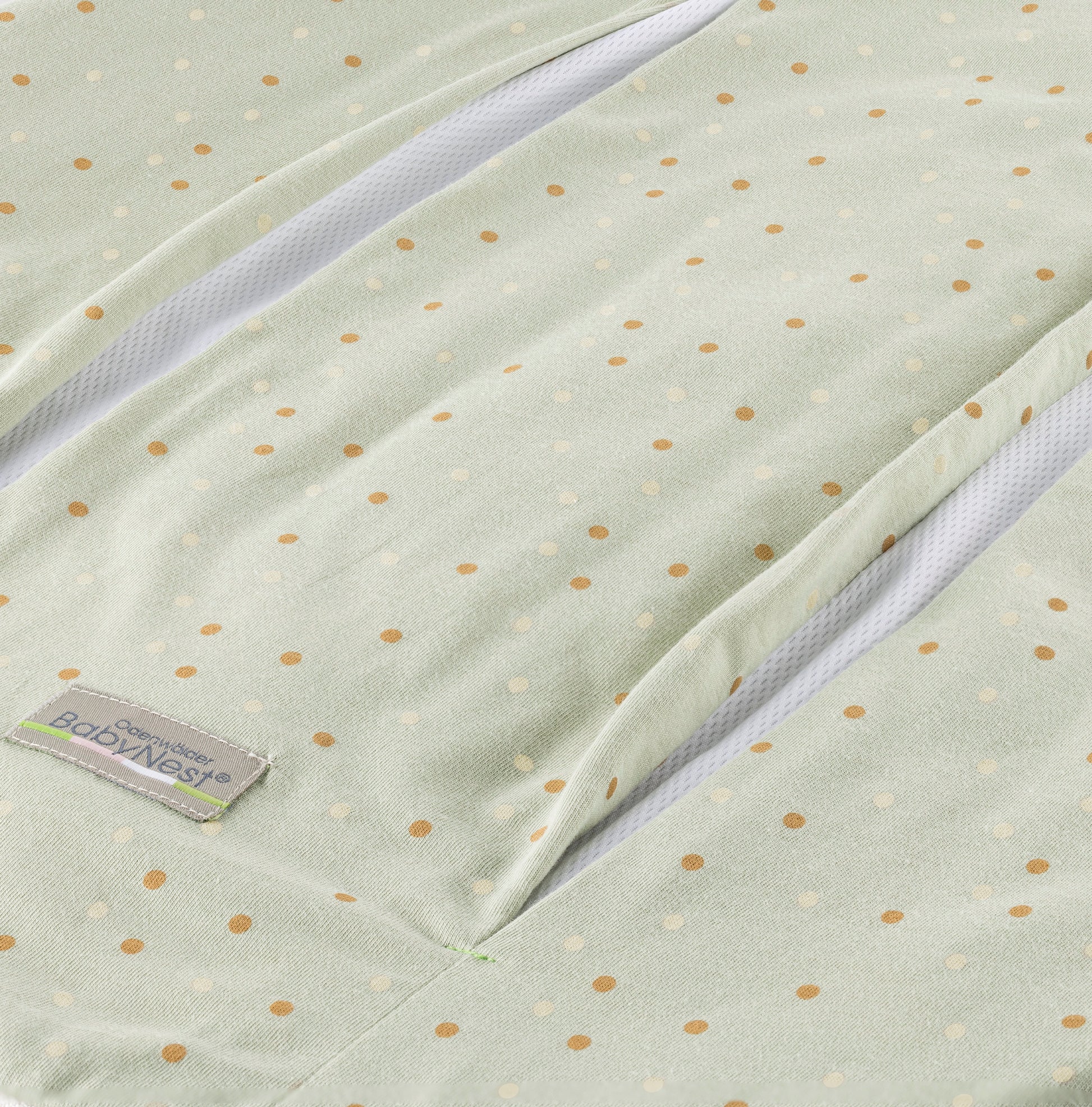 Prima Klima Schlafsack im Design Dotty mit Klimazonen Falten im vorderen Bereich für die Temperaturregulierung. Schwitzt das Baby zu arg geht die Hitze durch die Falten nach außen in den Raum.