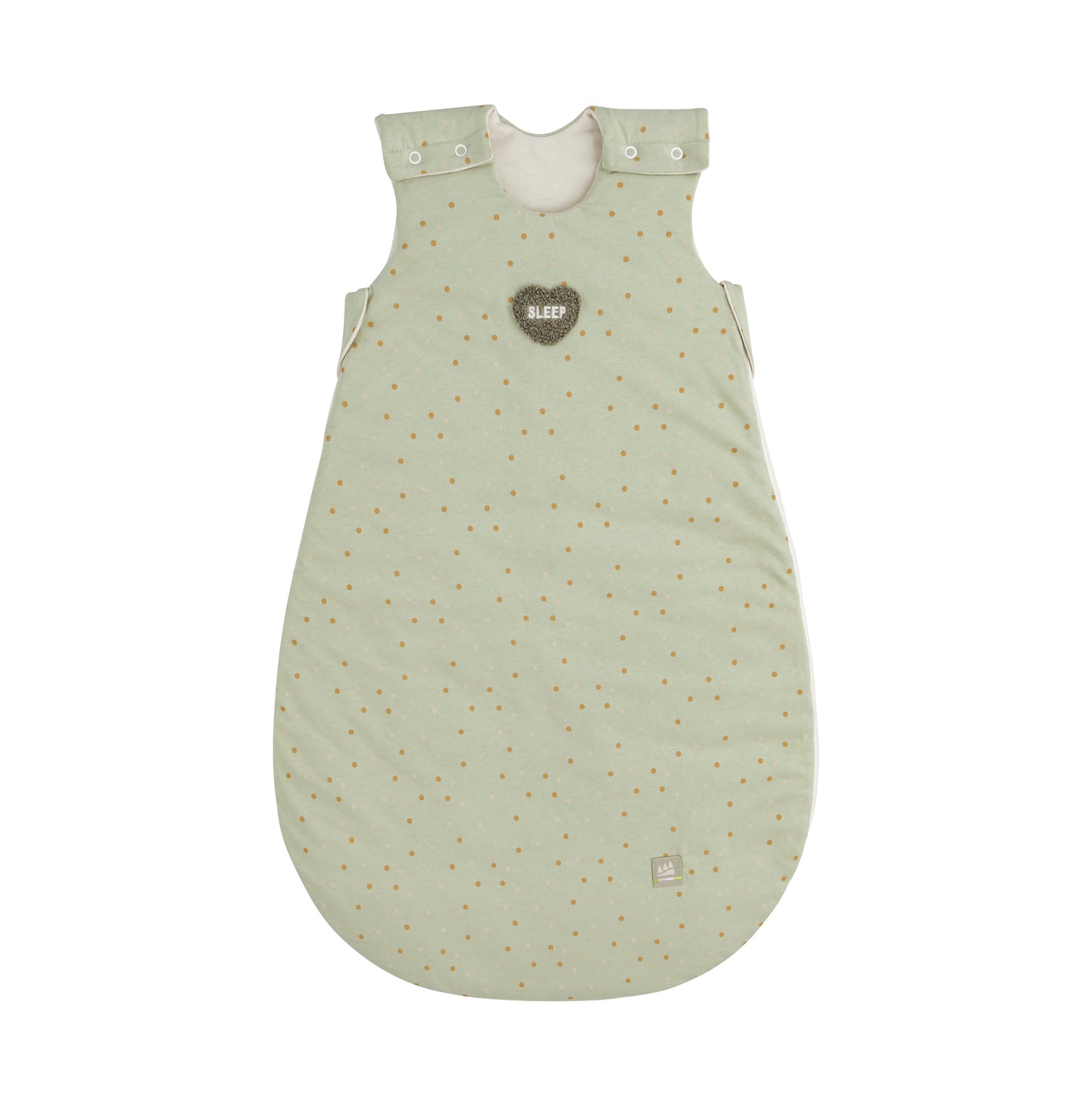 Detailaufnahme des Ganzjahres mitwachsenden Jersey-Schlafsacks für Babys in der Designvariante Dotty mit Punktmuster und sichtbarem Herz-Patch mit der Aufschrift „SLEEP“.