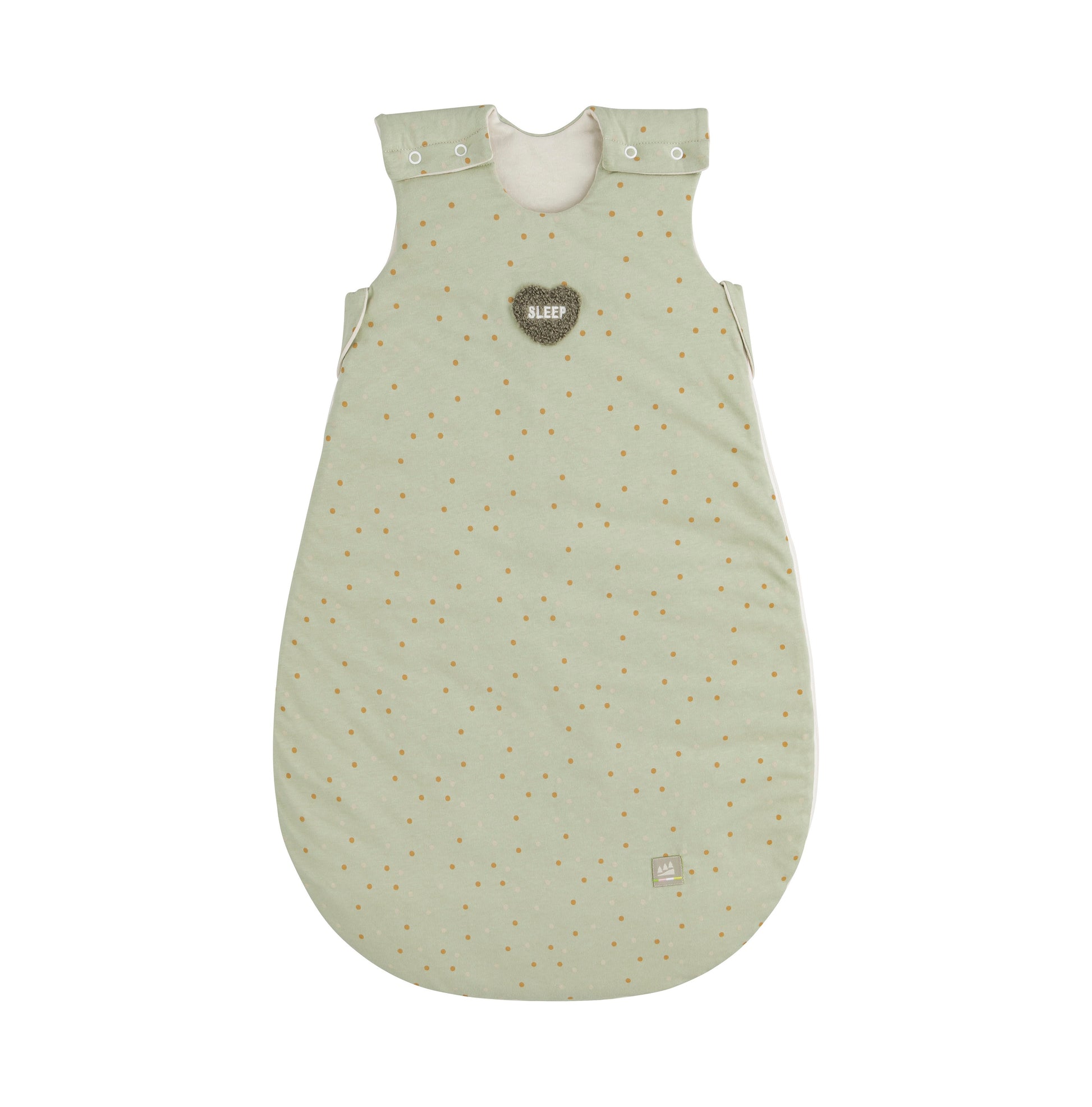 Detailaufnahme des Ganzjahres mitwachsenden Jersey-Schlafsacks für Babys in der Designvariante Dotty mit Punktmuster und sichtbarem Herz-Patch mit der Aufschrift „SLEEP“.