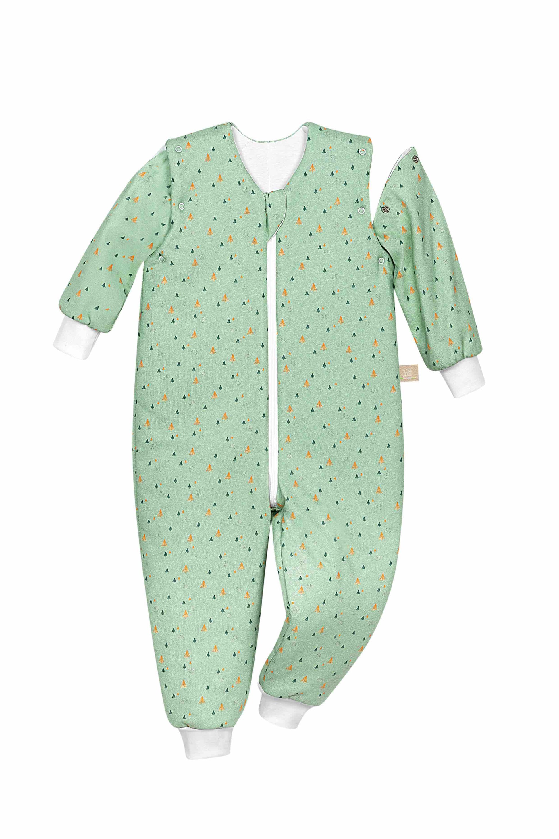 Detailaufnahme des Hopsi wattierten Babyschlafsacks in der Designvariante Littletrees Greenery, mit Wattierung und Armweg-Öffnung, Frontansicht und Reißverschluss sichtbar.