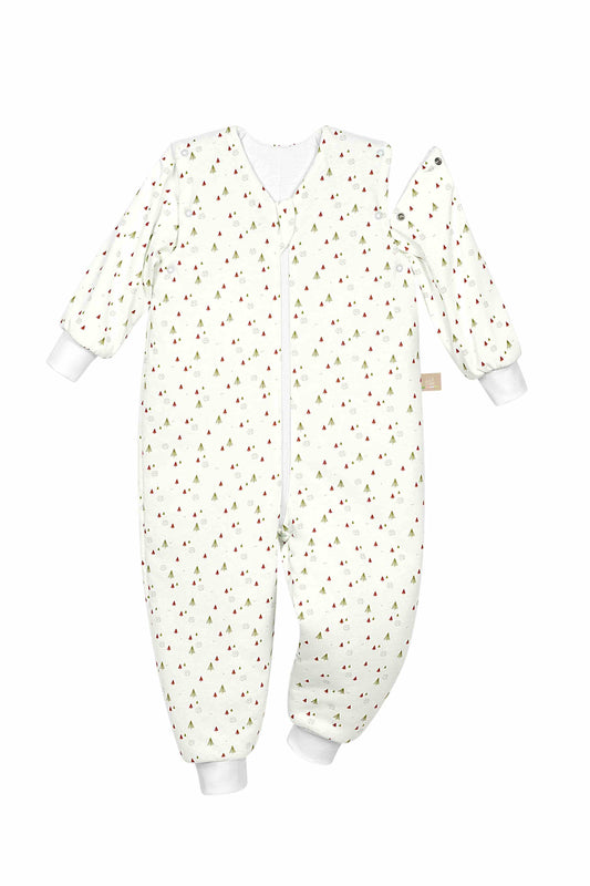 Detailaufnahme des Hopsi wattierten Babyschlafsacks in der Designvariante Littletrees Nature, mit Wattierung und Armweg-Öffnung, Frontansicht und Reißverschluss sichtbar.
