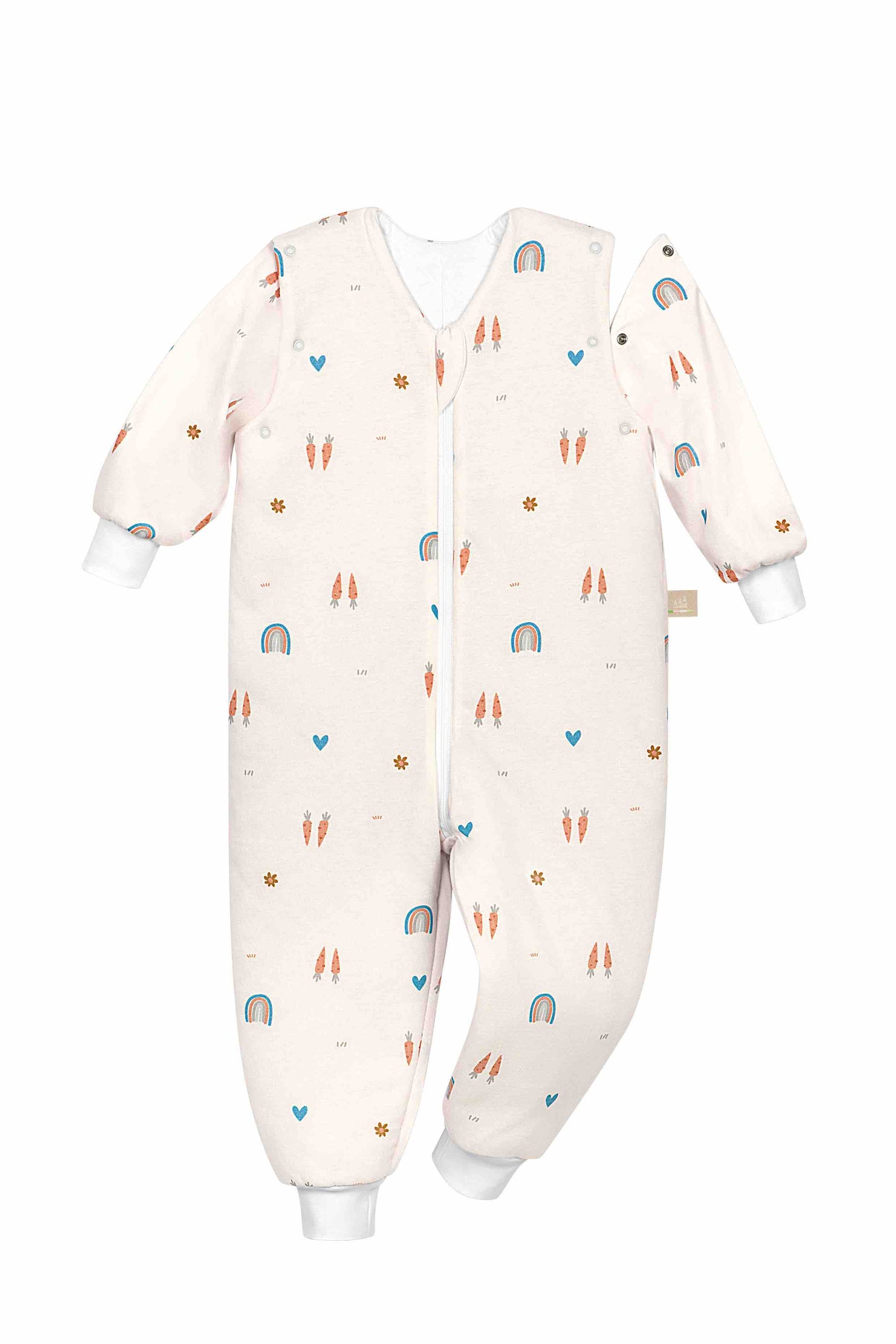 Detailaufnahme des Hopsi wattierten Babyschlafsacks in der Designvariante Rainbow Ecru, mit Wattierung und Armweg-Öffnung, Frontansicht und Reißverschluss sichtbar.
