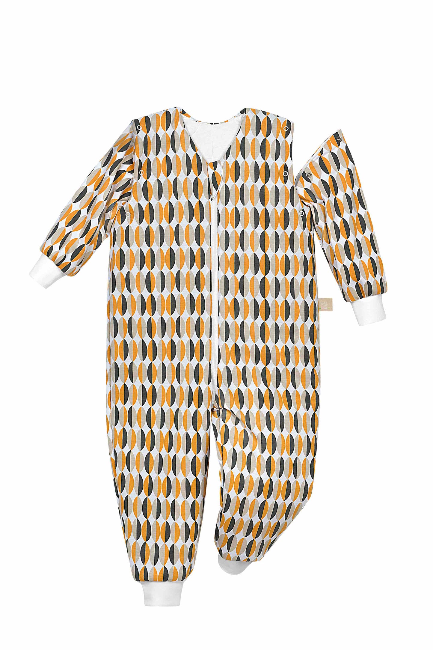 Detailaufnahme des Hopsi wattierten Babyschlafsacks in der Designvariante Retro Orange, mit Wattierung und Armweg-Öffnung, Frontansicht und Reißverschluss sichtbar.
