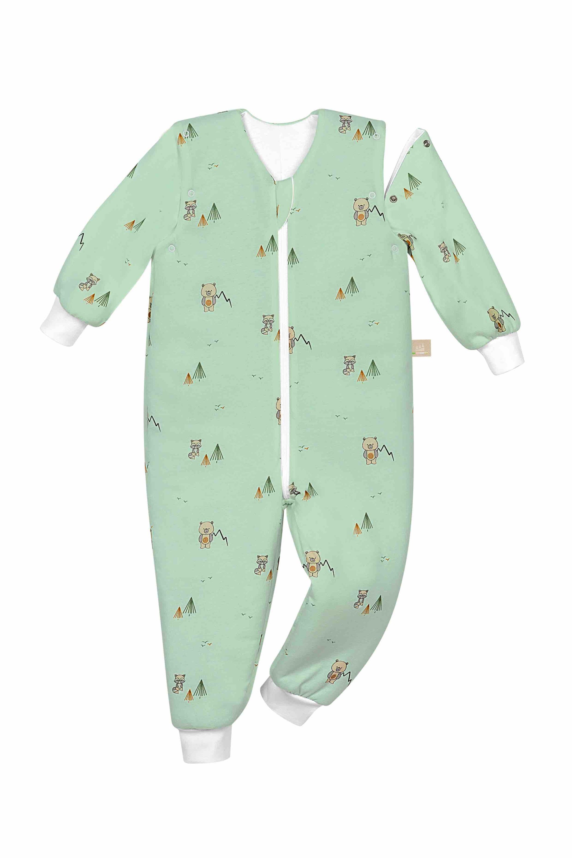 Detailaufnahme des Hopsi wattierten Babyschlafsacks in der Designvariante Twofriends Greenery, mit Wattierung und Armweg-Öffnung, Frontansicht und Reißverschluss sichtbar.
