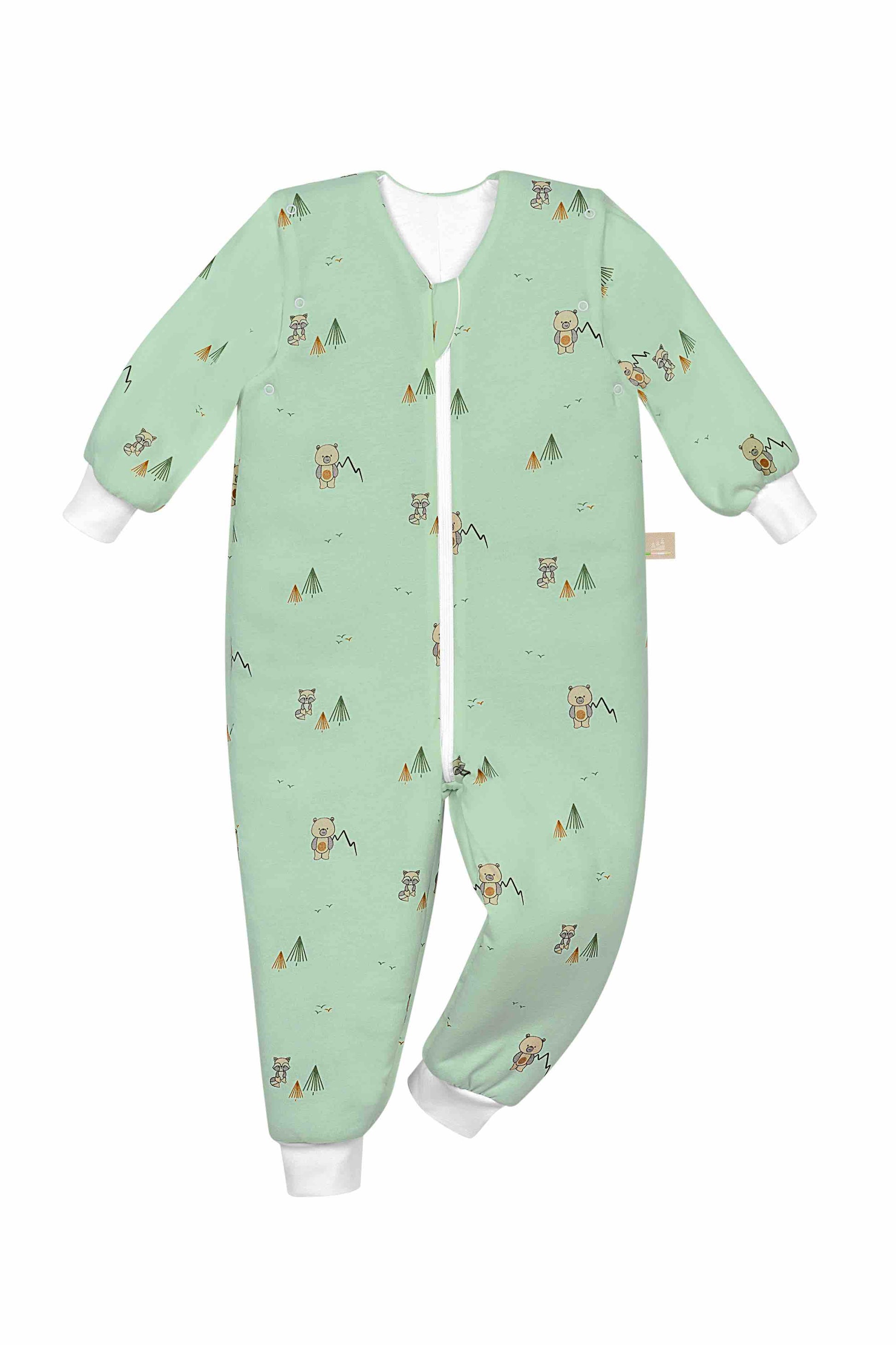 Frontansicht des Hopsi wattierten Babyschlafsacks in der Designvariante Twofriends Greenery, mit Wattierung und durchgehendem Reißverschluss.
