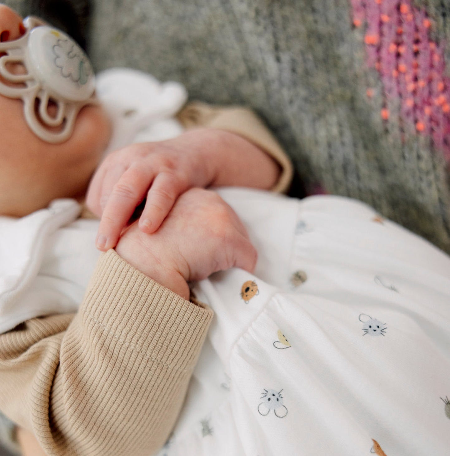 Bio-Sanft Bundle angezogen und im Arm von Mama