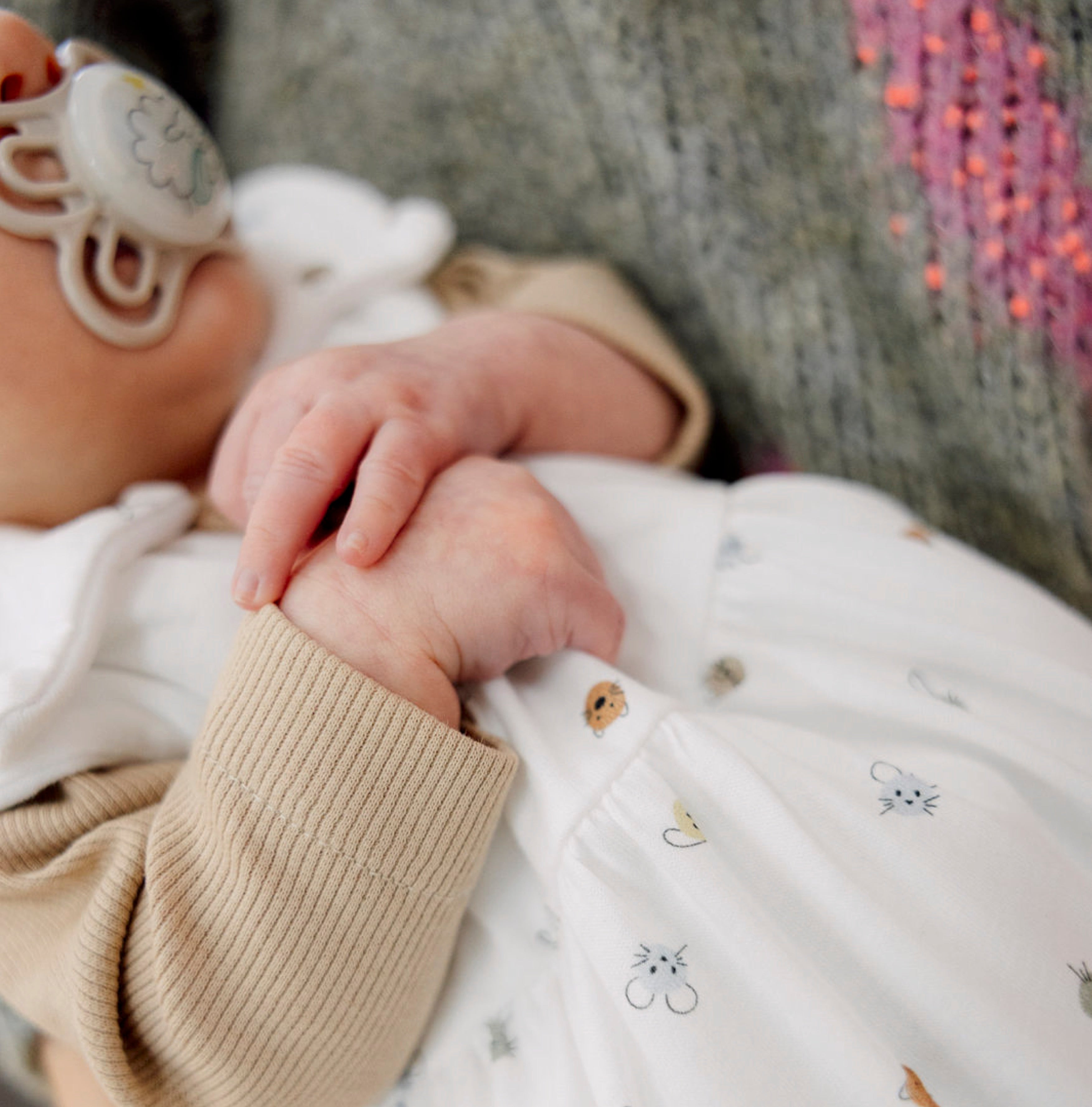 Bio-Sanft Bundle angezogen und im Arm von Mama